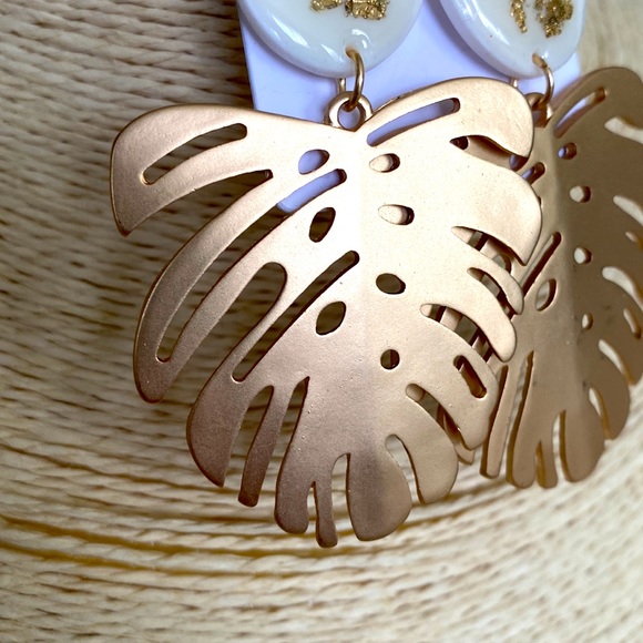 Monsterra leaf earrings - Picture 3 of 5